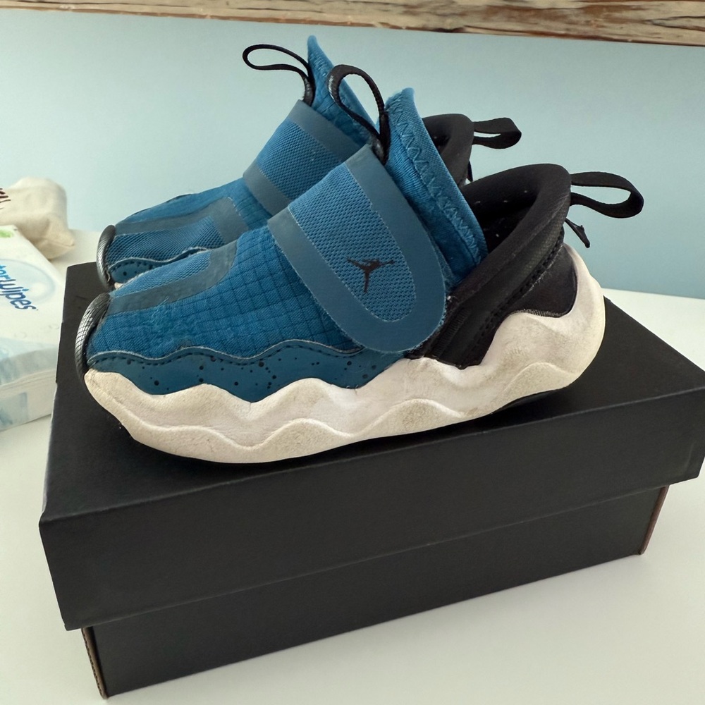 Shoes/rainboot bundle - Picture 5 of 10